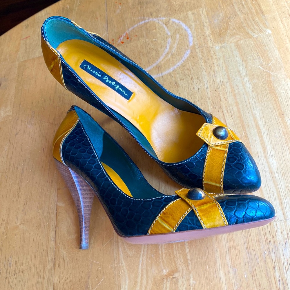 Mario Bologna Green Yellow Leather Pumps Size 38 US 7,5, in good condition